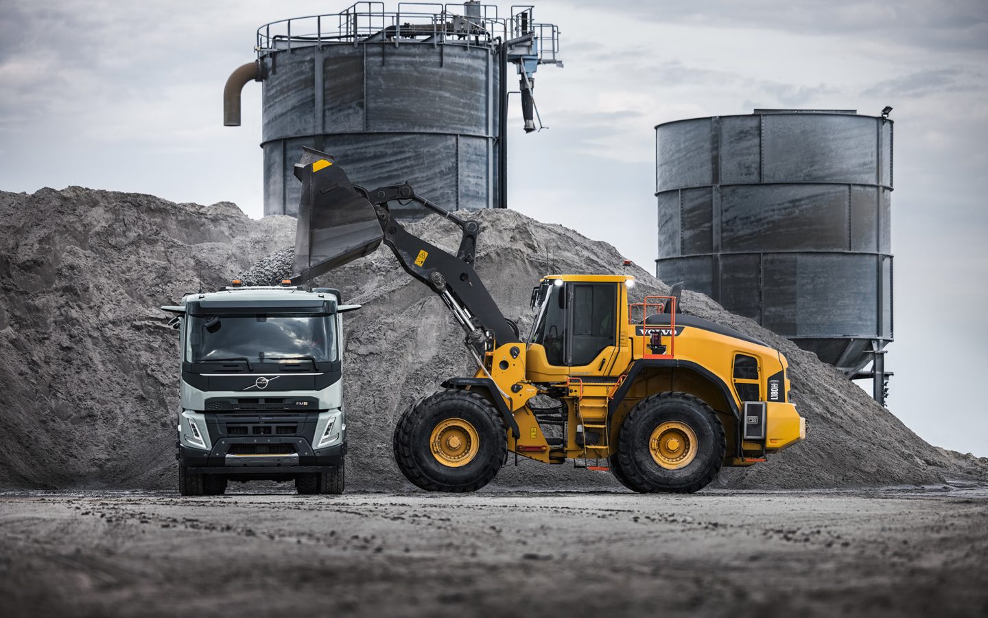 Wiellader laadt grind op een Volvo FMX