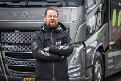 De nieuwe Volvo FH van BQ Duiker, uitgevoerd als 8x2 TAG-XL met een GVW van 41,5 ton en een volledig elektrisch aangedreven kraan.