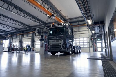 FH16 truck at service center