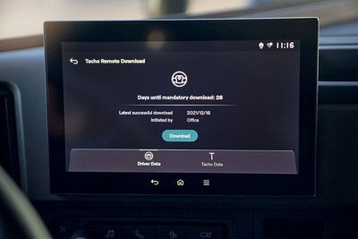 Écran à l'intérieur du véhicule avec téléchargement des données du conducteur