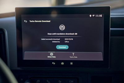 Skærm inde i lastbil med download af chaufførdata