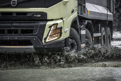 Un Volvo FMX est conduit dans la boue