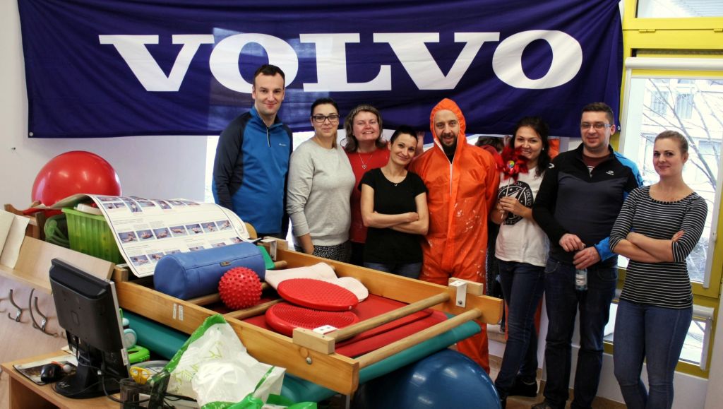 Pracownicy Volvo Polska zrealizowali projekt pt. Kolorowe gabinety dla Fundacji „Promyk Słońca”
