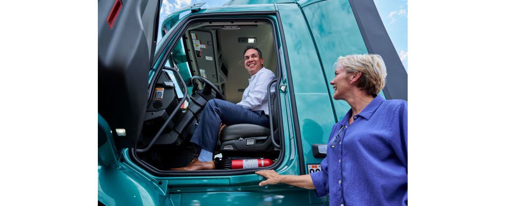 U.S. Energy Secretary Granholm and U.S. Representative Pete Aguilar (CA-31) experienced the Volvo VNR Electric at the company’s first EV-certified dealership