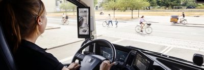 Ein Fahrer auf der Straße hinter einer Gruppe von Radfahrern