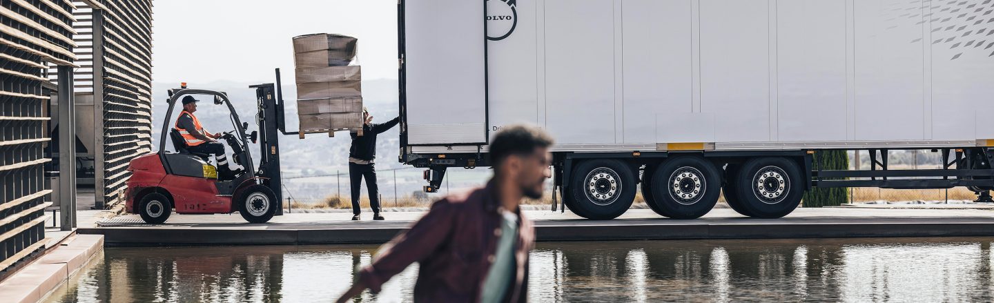 V noci zaparkované nákladní auto se zapnutými vnitřními světly