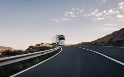 Un Volvo FH Aero percorre una discesa