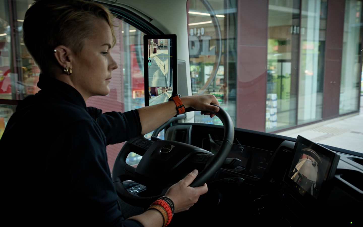 Chauffeur achteruit rijdend met achteruitrijcamera