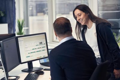 Chauffeur wijst op scherm in cabine