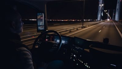 Jazda v tme s prehľadom kamerového systému Camera Monitor System spoločnosti Volvo Trucks