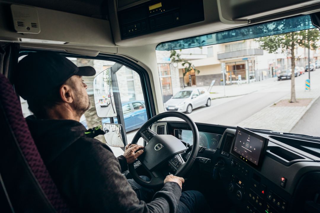 Jazda z systemem kamer monitorujących lub lusterkami | Volvo Trucks