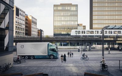 Egy elektromos Volvo FM halad egy úton