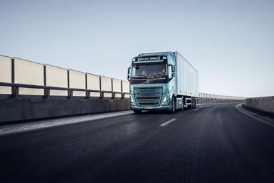 Frontalansicht eines Volvo FH auf einer Autobahn 