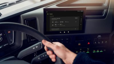 Volvo-kuorma-auton reitti ja toimintasäde kuorma-auton integroidussa näytössä