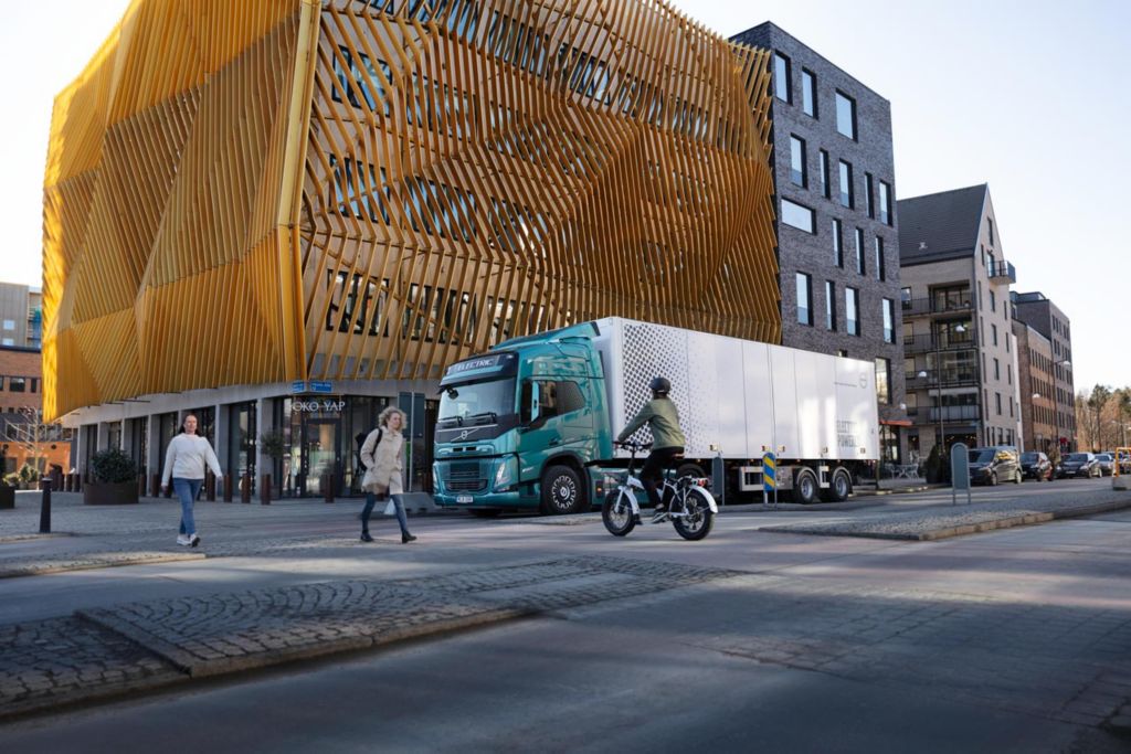 Für mehr Sicherheit - Volvo Trucks stattet elektrische Lkw mit speziellen akustischen Signalen aus 