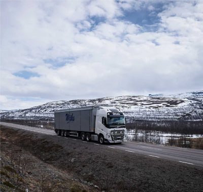 According to Lars Lindgren the truck, equipped with I-Shift Dual Clutch, maintains a steadier and higher speed, even on roads where the driving conditions are challenging.