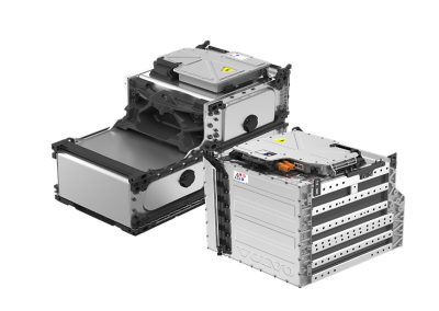 In een strakke studio-omgeving worden drie hoogspanningsbatterijmodules getoond, met gestapelde celbehuizingen, structurele frames, koelinterfaces en bovenaan gemonteerde elektronische besturingseenheden met hoogspanningswaarschuwingssymbolen. De componenten zijn zo gerangschikt dat zowel de interne modulestapel als het ontwerp van de buitenbehuizing zichtbaar zijn.