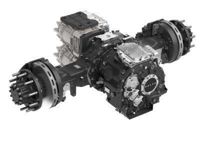 Gedetailleerde studiofoto van een zware elektrische aandrijfasconstructie, met geïntegreerde elektromotoren, koelcomponenten, differentieelbehuizing en remsystemen aan beide zijden. Het apparaat wordt gepresenteerd tegen een effen, lichte achtergrond, waardoor de mechanische structuren en verbindingspunten worden benadrukt.