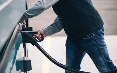 Persoon die een elektrische truck oplaadt