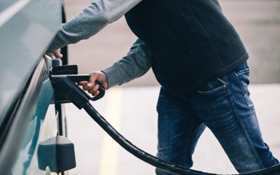 Person beim Laden eines elektrischen Lkw