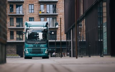 Volvo FM Electric bei Fahrt in einer Allee