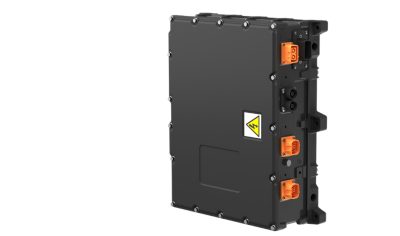 Rechthoekige hoogspanningsverdeelunit, getoond in een strakke studio-omgeving, met meerdere oranje hoogspanningsaansluitingen aan de zijkant en een waarschuwingssymbool op het voorpaneel. De zwarte behuizing en bevestigingspunten zijn duidelijk zichtbaar tegen een lichte, egale achtergrond.