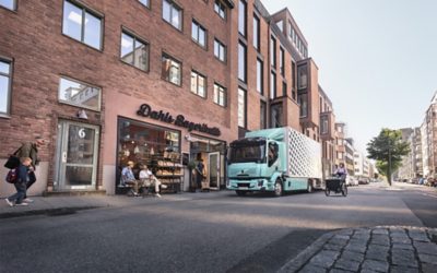 Volvo FL in de stad, buiten een bakkerij