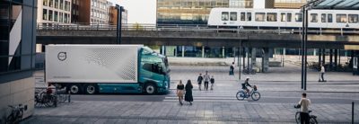 Volvo FM rijdt in de stad dicht bij de spoorweg