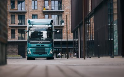 在城市中行駛的 Volvo FM