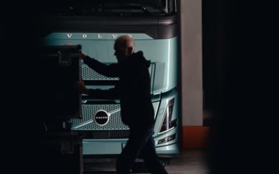 男人站在 Volvo FH 前方