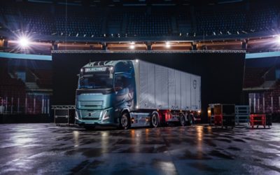 Pessoa a descarregar um Volvo FH