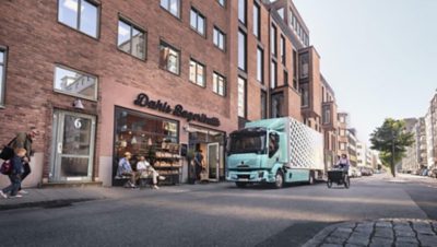 The Volvo FL Electric delivering in a close urban environment
