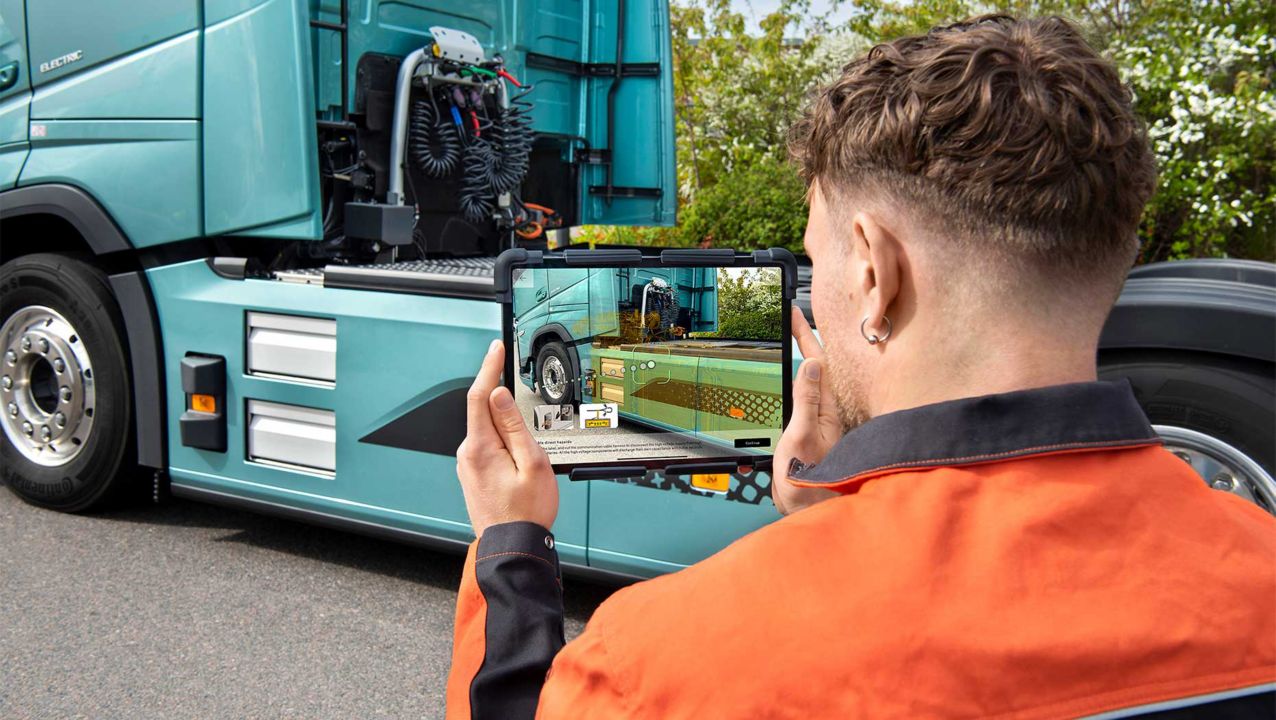 Volvo Group lancia la prima app al mondo per la sicurezza dei camion elettrici con la tecnologia della Realtà Aumentata per i primi soccorritori