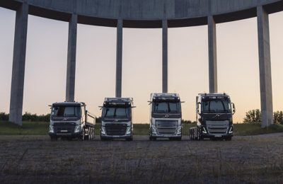 Rad nákladných vozidiel Volvo stojacich na Filborna
