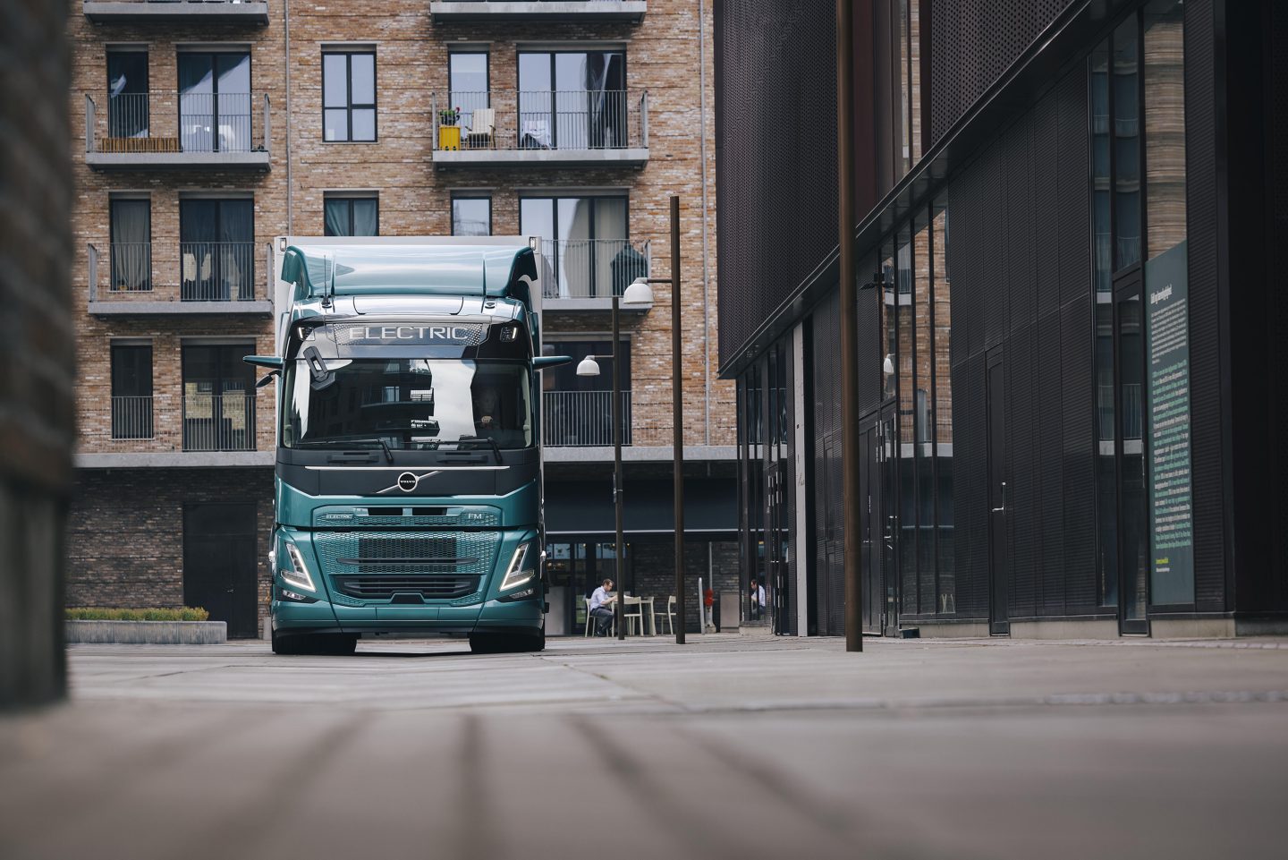Volvo FM Electric jedoucí po městě