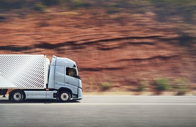 Model Volvo FH Aero pri vysokej rýchlosti, pohľad z boku