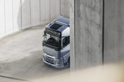 Volvo FH Aero ใช้พลังงานก๊าซในสภาพแวดล้อมคอนกรีต เมื่อมองจากด้านบน