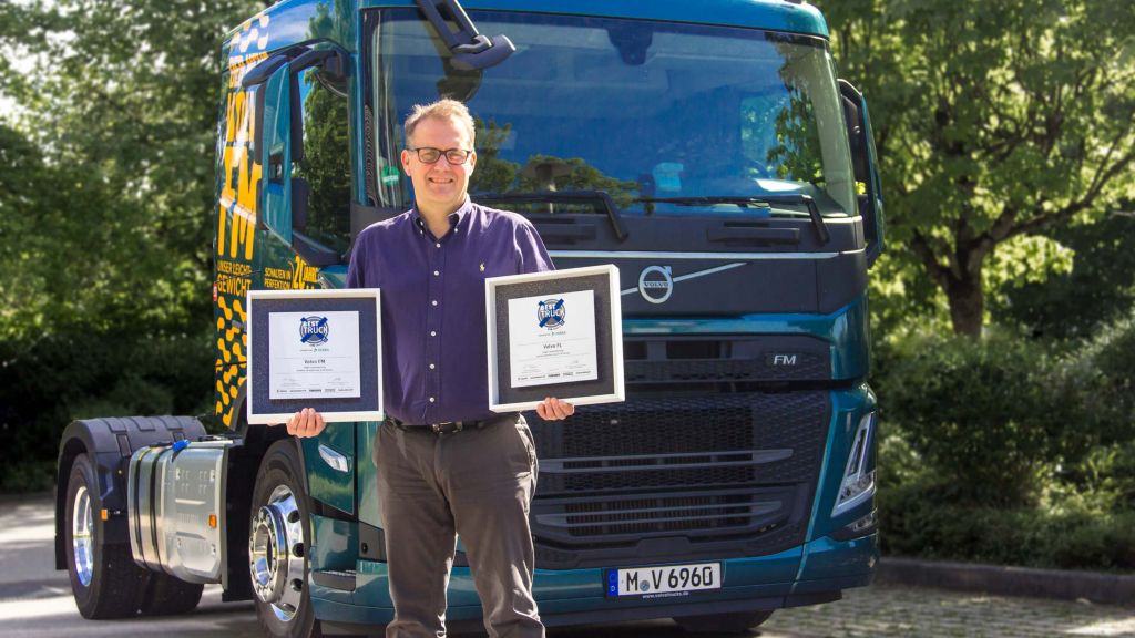 Peter Ström, Geschäftsführer von Volvo Trucks in Deutschland, mit den beiden Auszeichnungen