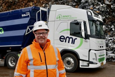 Chauffeur Ton Schoo van Schavemaker Transport voor de Volvo FM Electric die rijdt voor EMR