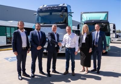 Left to right: Tom Chapman (Vice President Volvo Sales & Marketing, Volvo Group Australia), David McGuire (President and Managing Director, Volvo Financial Services Australia), Martin Merrick (President and CEO, Volvo Group Australia), The Hon Chris Bowen MP (Minister for Climate Change and Energy), Shylie Mackenzie (Vice President Public Affairs, Volvo Group Australia), David Bertini (Director of Sales & Market Development, Volvo Financial Services Australia). 