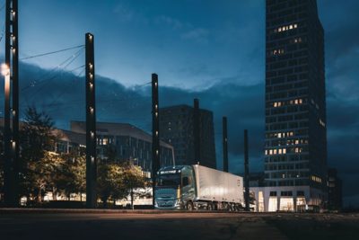Volvo FH Aero driving in the city 