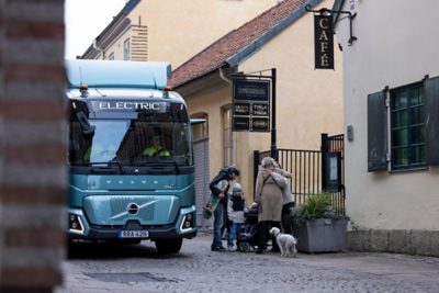 Une famille s'enlace à côté du Volvo FH Aero Electric