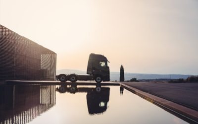 De Volvo FH16 gespiegeld in het water, gezien vanaf de zijkant