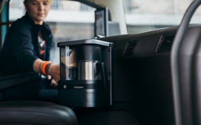 Fahrer mit einem Kaffee in der Hand