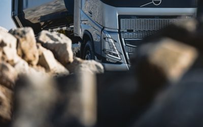 De Volvo FH rijdt tussen grote rotsblokken