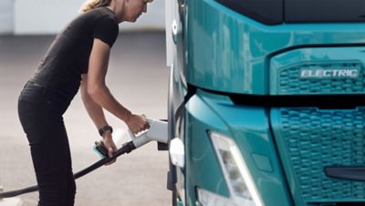 Donna che carica un camion elettrico Volvo