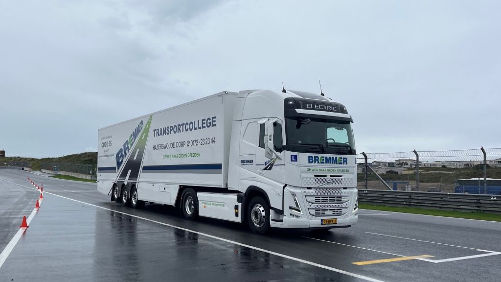 De Volvo FH Electric-trekker van Bremmer Transportcollege is Nederlands eerste elektrische lestruck 