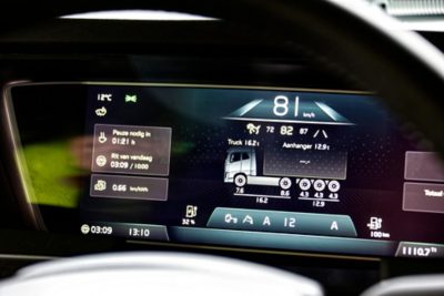 Foto van het digitale informatiedisplay in de Volvo-truck.