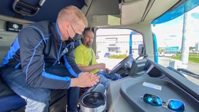 Volvon kuljettajakouluttaja Timo Mäkelä kertoo Volvon uusista ominaisuuksista käytännönläheisesti ja pyrkii selkeyttämään miksi kuorma-auto toimii tietyllä tavalla tietyissä tilanteissa.