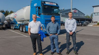 Powder-Transin uusin Volvo on uuden sukupolven Volvo FH 500 I-Save 6x4 vetoauto. Kuvassa vasemmalta luovutus- ja koulutustilaisuudessa mukana olleet Volvo Trucks -myyjä Jouni Nurmi, Powder-Transin toimitusjohtaja Fredrik Blomqvist ja Volvo Trucks Suomen Länsi-Suomen alueen aluejohtaja Veli Pusa.